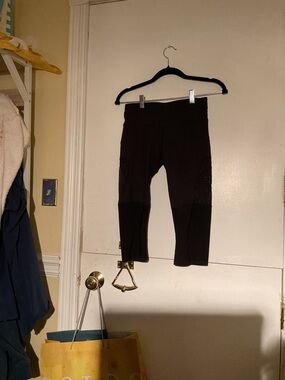 LULU Black Active Capri Leggings